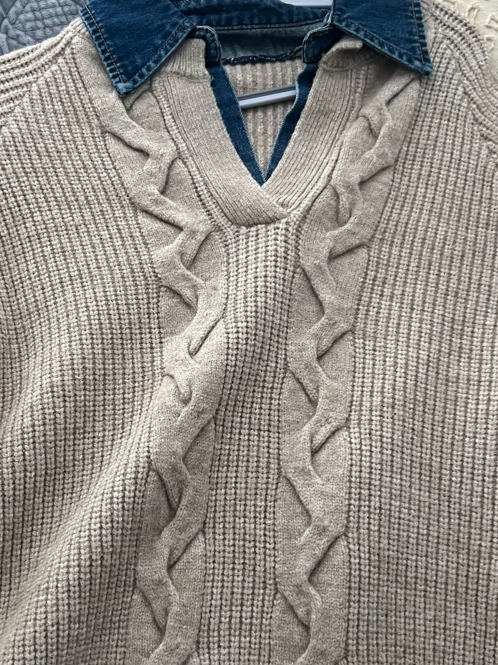 COMMENSE Beige Cable V-Neck Sweater with Denim Trim - Picture 7 of 9